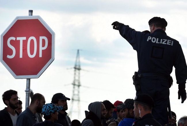 Bēgļi un migranti svētdien uz Ungārijas-Austrijas robežas Nikelsdorfā. Foto: EPA/LETA