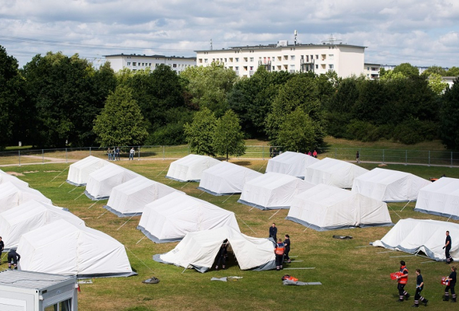 Vācijas pilsēta Hamburga 10.jūlijā bija spiesta lemt par ārkārtas situāciju - iekārtoja telšu pilsētiņu Jenfeldes rajonā, lai uzņemtu vairāk nekā 800 bēgļu. Foto: EPA/LETA
