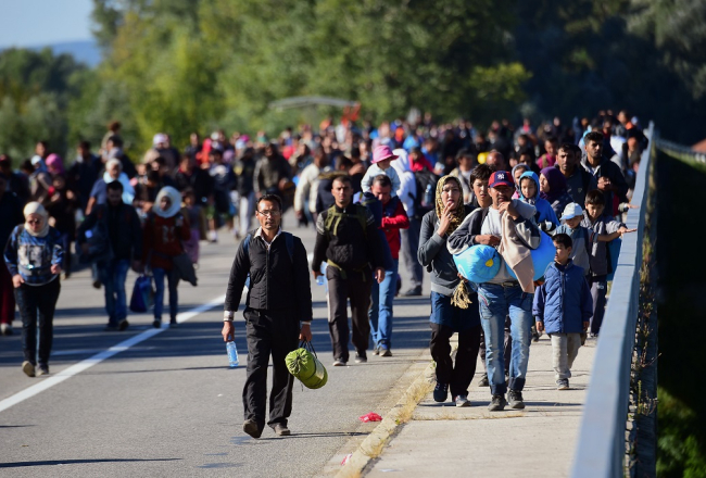 Bēgļi un patvēruma meklētāji uz Ungārijas un Horvātijas robežas pirmdien. Foto: AFP/LETA