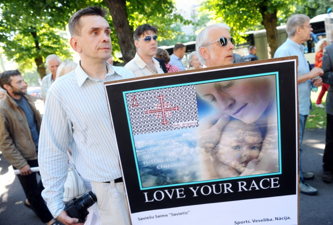 Protesta akcija pret bēgļu uzņemšanu pie valdības ēkas 4.augustā. Foto: Ieva Lūka, LETA