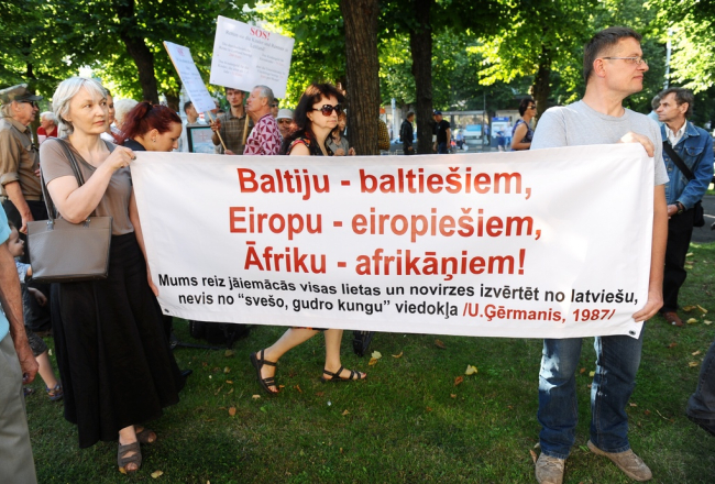 Protesta akcija pie valdības pret bēgļu uzņemšanu Latvijā. Foto: Ieva Lūka, LETA