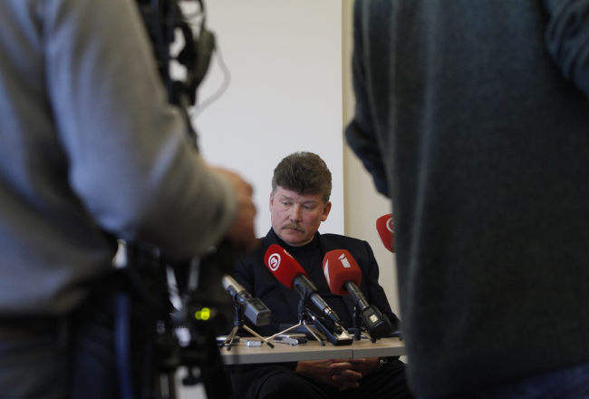 Kur palika mazgāšanas līdzekļi, preses konferencē aizdomājies "Rīgas satiksmes" priekšnieks Leons Bemhens. Foto: Mārtiņš Zilgalvis, F64