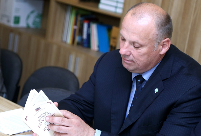 Raimonds Bergmanis lasa Satversmi. Foto: Edijs Pālens, LETA