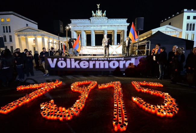 Armēņu genocīda pirms 100 gadiem piemiņas pasākums Berlīnē pie Brandenburgas vārtiem. Foto: EPA/LETA