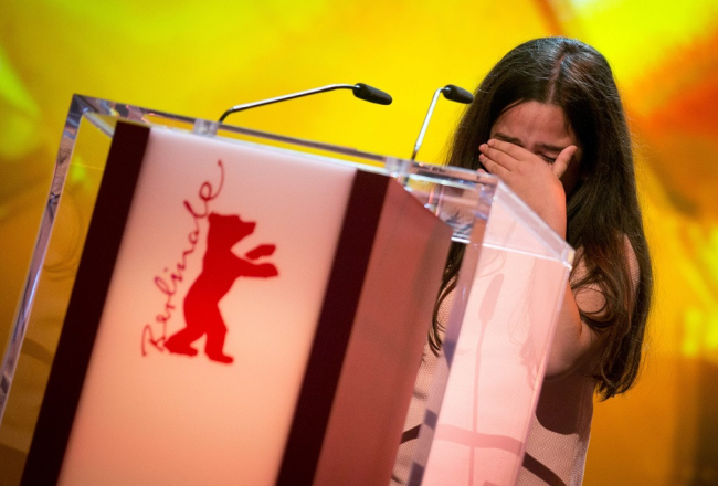 Džafaram Panahi domāto balvu Berlīnes kinofestivāla noslēgumā saņēma Panahi radiniece Hana Saeidi, kura apraudājās uz skatuves. Foto: AFP/LETA