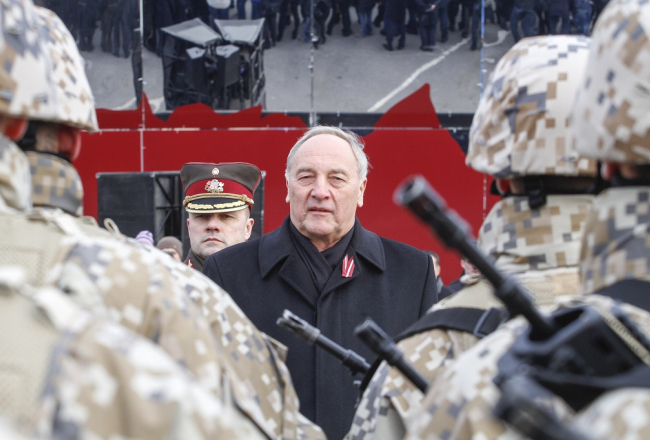 Prezidents Andris Bērziņš armijas parādē valsts svētkos. Foto: Lauris Aizupietis, F64