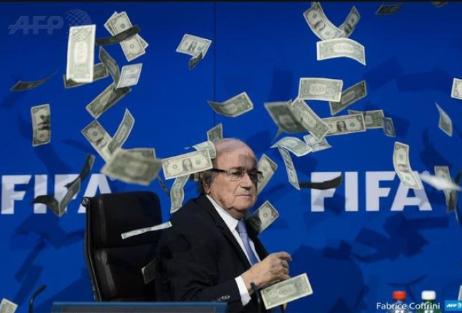FIFA prezidentu Zepu Blateru pirms preses konferences apber ar viltus dolāriem. Foto: AFP