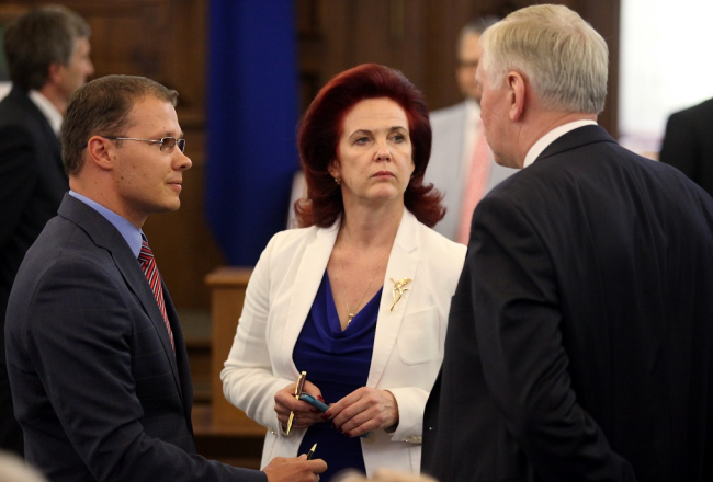 Valdošās koalīcijas partiju līderi Saeimas deputāti Raivis Dzintars (NA) (no kreisās), Solvita Āboltiņa (vienotība) un Augusts Brigmanis (ZZS). Foto: Ieva Čīka, LETA