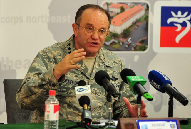 NATO Eiropas spēku komandieris Filips Brīdlovs preses brīfingā Ščecinā. Foto: EPA/LETA