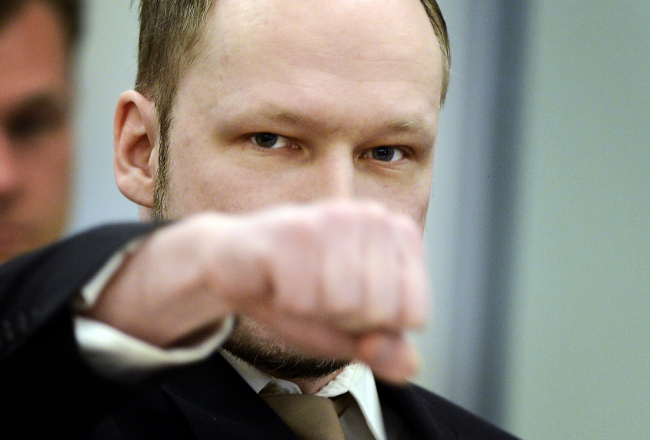 Norvēģijas slepkava Anderss Bērings-Breivīks ar savu dūres sveicienu tiesā. Foto: AFP/LETA