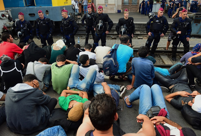 Ungārijas policisti slēguši Budapeštas centrālo staciju migrantu lielā pieplūduma dēļ. Foto: AFP/LETA
