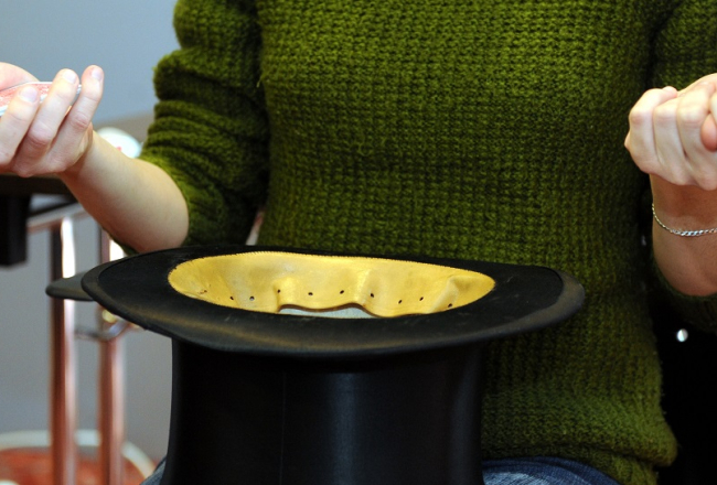 Burvja cepure. Vai no tādas pēdējā brīdī izvilks Latvijas nākamo Valsts prezidentu? Foto: Lita Krone, LETA