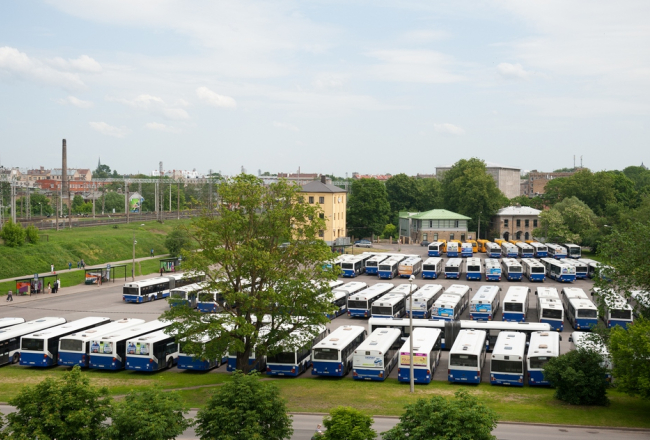 ''Rīgas satiksmes'' daudzajiem transportlīdzekļiem iegādājas piecus dažādus degvielas veidus par 1 milj.eiro mēnesī. Foto: Vladislavs Proškins