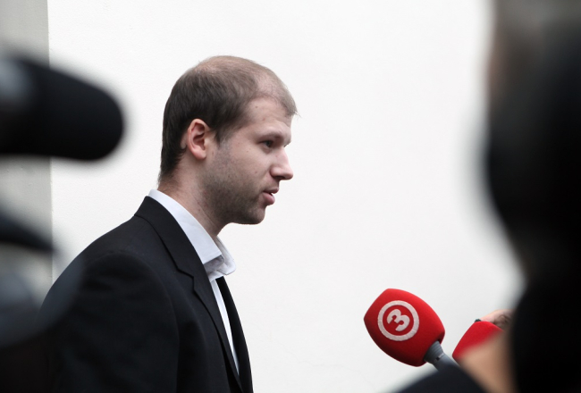 Deniss Čalovskis pēc izlaišanas no Rīgas cietuma. Foto: Edijs Pālens, LETA