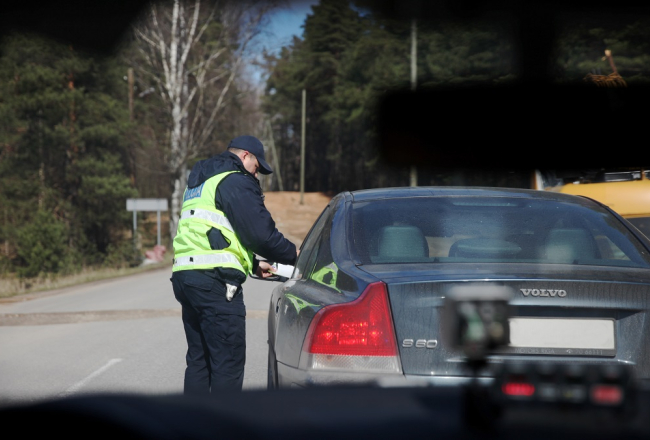 Ceļu policists reidā. Foto: Ieva Čīka, LETA