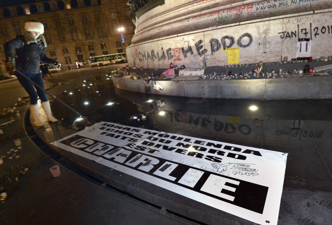 Viens no globālajiem riskiem - terorisms. Francijas satīriskā žurnāla "Charlie Hebdo" upurus pēc terorakta piemin joprojām. Foto: AFP/LETA
