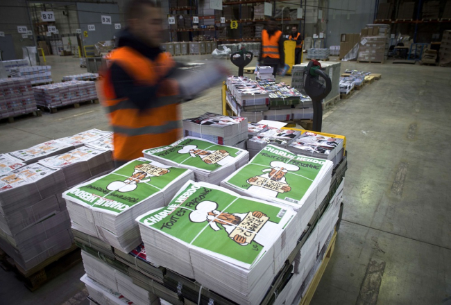Žurnāla "Charlie Hebdo" jaunākais numurs sapakots, lai nonāktu pie saviem lasītājiem. Foto: AFP/LETA