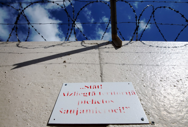 Dzeloņstiepļu žogs ap Olaines cietuma teritoriju. Foto: Ieva Čīka, LETA