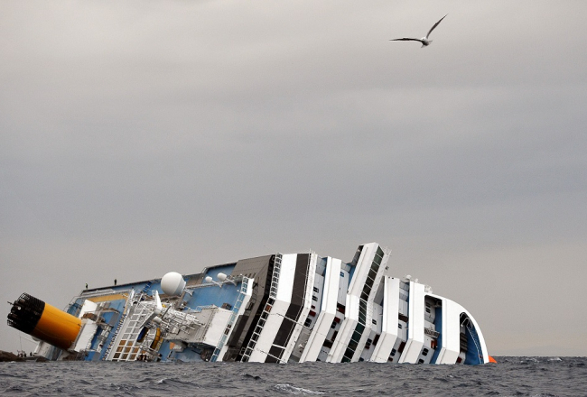 Kruīza kuģis "Costa Concordia" 2012.gada janvārī pie Itālijas krastiem. Foto: AFP/LETA