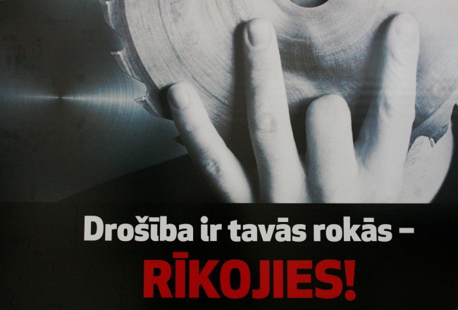 Informatīvā izstāde par darba aizsardzības jautājumiem Rīgas Centrālās pasažieru stacijas Lielajā zālē. Foto: Rebeka Žeire, LETA