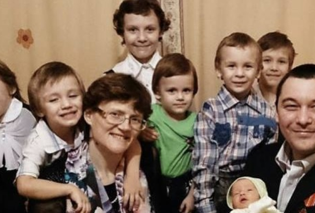 Svetlana Davidova (centrā) kopā ar vīru un bērniem. Foto no petīcijas