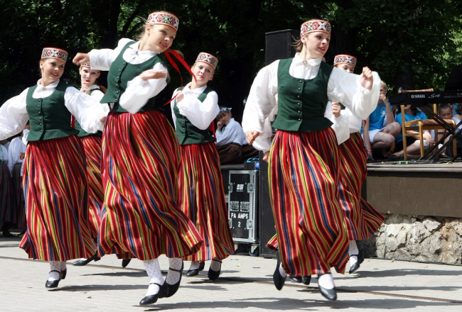 Meitenes dejo. Foto: Edijs Pālens, LETA