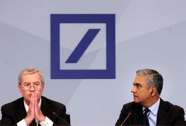Anšu Džains (pa labi) un Jirgens Fitšens preses konferencē. Foto: EPA/LETA