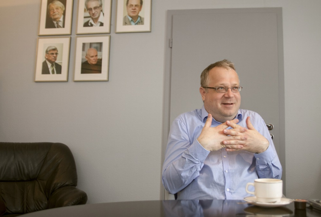Ainārs Dimants vēl NEPLP priekšsēdētāja krēslā - aizmugurē bijušo NEPLP vadītāju portreti. Foto: Lauris Aizupietis, F64