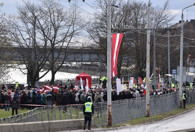 Diždūka pie Nacionālās bibliotēkas. Foto: Pēteris Apinis