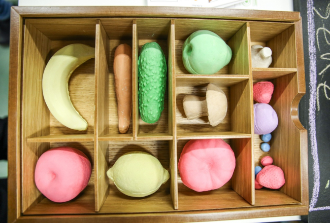 Mākslas akadēmijas dizaina bakalauru izstādē. Foto: Lauris Aizupietis, F64