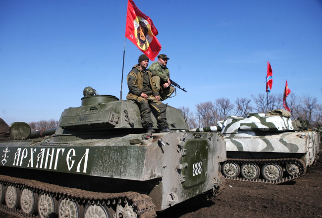Doņeckas prokrieviskie kaujinieki 10.martā pie Torezas sarīkotajās militārajās mācībās, kā tiek ziņots. Foto: ITAR-TASS/LETA