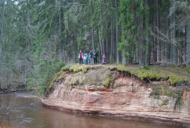 Maršruts gar Amatu no Kārļu zivjaudzētavas līdz Zvārtes iezim virzās apmēram 14 kilometrus.