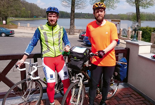 Žurnālists Gatis Kreceris (no kreisās) un uzņēmējs Jānis Šipkovs nolēmuši pasaules hokeja čempionātu Čehijā sasniegt ar velosipēdu, nobraucot pa Eiropas ceļiem 1200 kilometru.