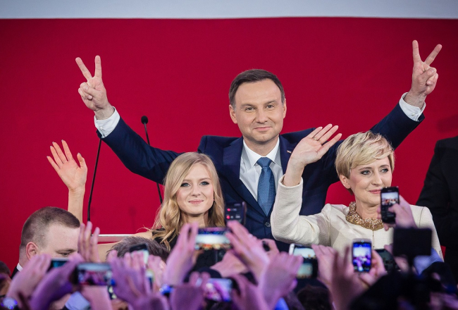 Polijas prezidenta vēlēšanās uzvarējušais Andžejs Duda kopā ar sievu Agatu (pa labi) un meitu Kingu. Foto: AFP/LETA