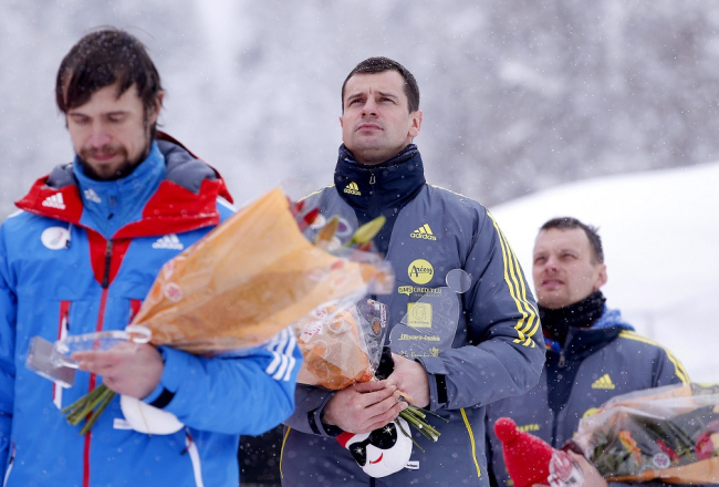 Latvijas skeletonists Martins Dukurs (centrā) kopā ar krievu sportistu Aleksandru Tretjakovu (pa kreisi) un vecāko brāli Tomasu Dukuru pēc Laplaņas trasē notikušā Eiropas čempionāta. 30.janvārī notikušajās sacensībās sliktās ledus kvalitātes dēļ tika atcelts otrais brauciens, kas triumfu Eiropas čempionātā deva Martinam Dukuram, bet Tomass Dukurs ierindojās trešajā vietā. Foto: EPA/LETA