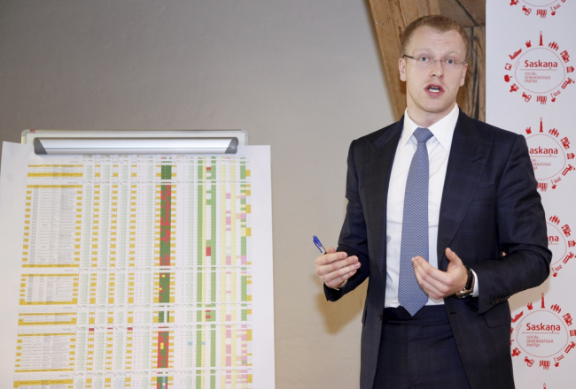Viens no "Saskaņas" deputātiem Saeimā Andrejs Elksniņš pēc 12.Saeimas vēlēšanām nebija apmierināts ar rezultātiem Latgales vēlēšanu apgabalā. Izrādās, ka Rožupes pagastā balsis par "Saskaņu" pirktas par naudu. Foto: Nora Krevneva, F64