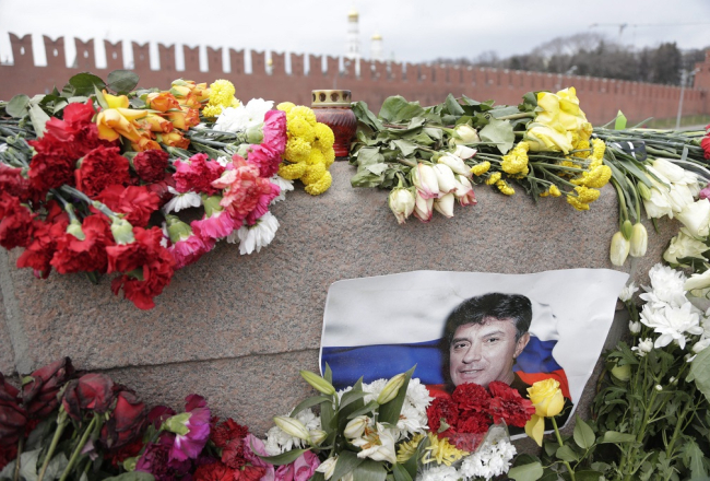 Borisa Ņemcova slepkavības vietā netālu no Kremļa joprojām gulst ziedi. Foto: EPA/LETA