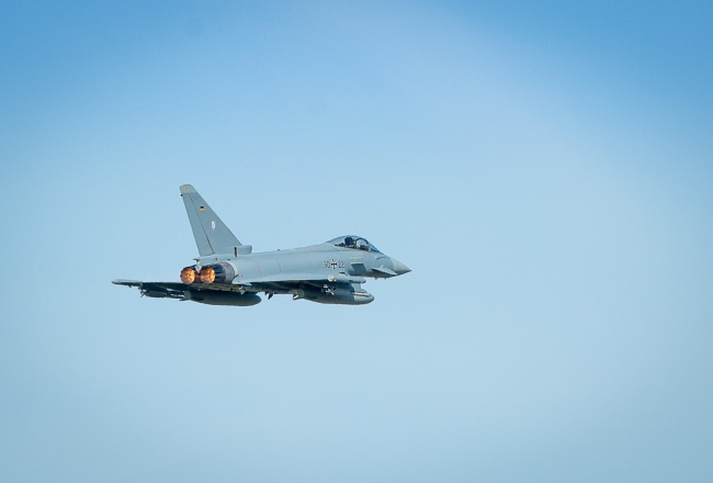 Vācijas "Eurofighter" lidojumā. Foto: AFP/LETA