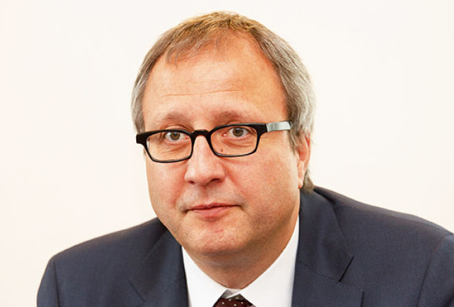 Vācijas Konstitucionālās tiesas priekšsēdētājs Andreass Foskūle: «Attiecībā uz datu aizsardzību mēs, vācieši, esam ļoti jutīgi — iespējams, tas saistīts ar nacionālsociālisma un VDR laikā piedzīvoto valsts kontroli.»