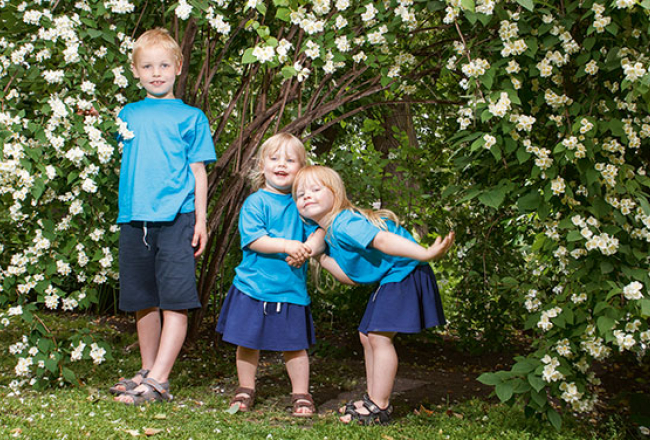 Emīls (7), Lība (4) un Elma (2) uz Dziesmusvetkiem atbraukuši no Briseles, kur dzīvo viņu vecāki.