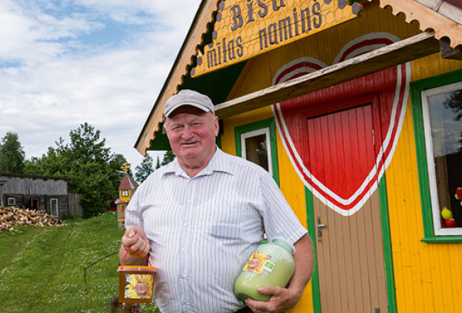 «Tēvs mēdza atspiesties ar muguru pret bišu stropu un sēdēt stundu, divas. Tagad zinu — tas dod mieru, spēku,» saka bitenieks Armands Galviņš. Viņš izveidojis viesiem namiņus, kur gulēt virs stropiem.