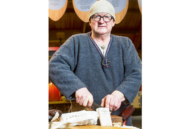 «Citi domā, ja cūka sver 100 kilogramu, tad tikpat daudz špeka iznāk. Nē! Pats labākais špeks sālīšanai ir tikai uz muguras, kādi 4—6 kilogrami,» stāsta Andris Mejers. Meistaru ar populārajiem Latgolys galda ražojumiem pagājušajos Jāņos gaidīja 50 vietās. «Nu, mēs taču nevaram! Gribam ne tikai speķi iedot degustēt, bet arī parunāt par dzīvīti.»