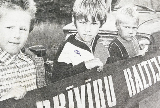 Agris Buzēns (no kreisās), Gatis Augstkalns un Artūrs Augstkalns Baltijas ceļā pirms 26 gadiem.