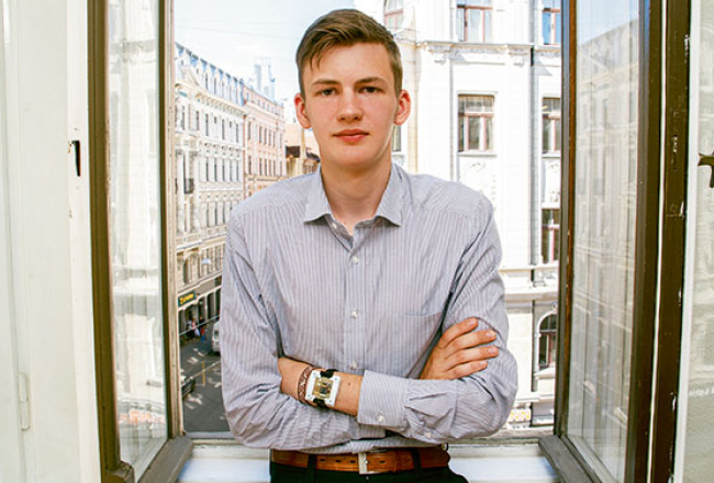 Skolā Andrim patīk, garlaicīgāk esot fizikas stundās, jo daudzas lietas viņš jau pats uzzinājis, taču arī skolotājs kaut ko jaunu iemāca.