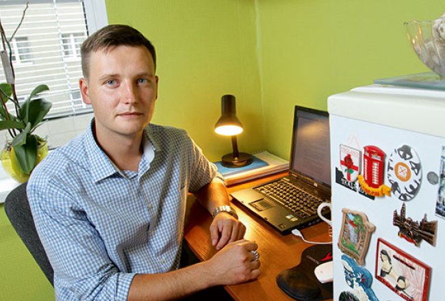 Aldis Bukšs romānu Parādu piedzinēji uzrakstīja pa vakariem, sēžot virtuvē starp logu un ledusskapi.