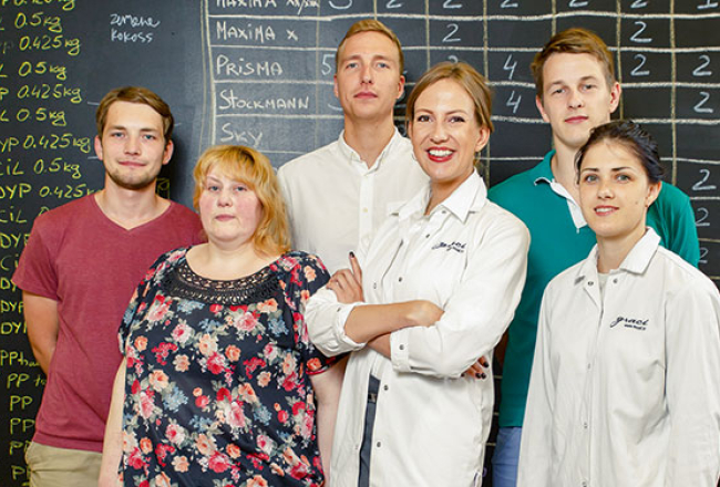 Alise Balgalve (centrā) ar sava biznesa komandu.