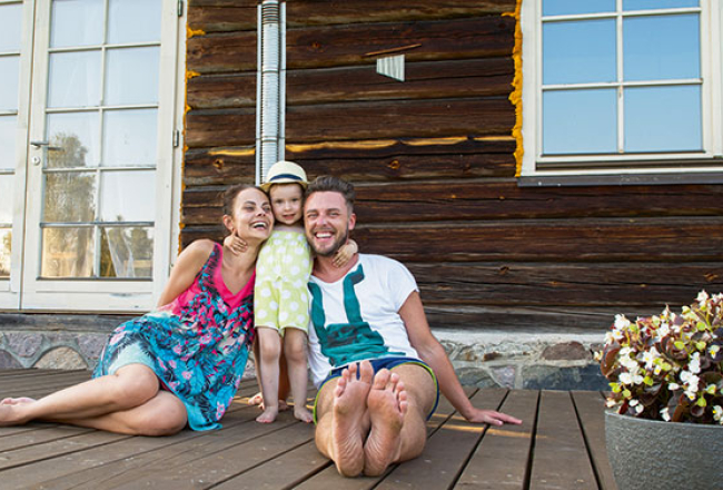 «Par savu māju sākām domāt, jo kļuva par šauru. [Meitai] Martai vajadzēja vairāk plašuma. Rīgā īrējam 41 kvadrātmetru lielu dzīvokli.»