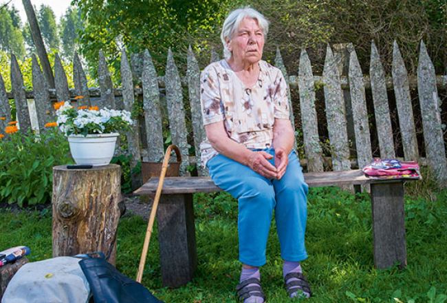 Vai nav bail vienai mežā dzīvot? «Nē! Zinu, ka neviens man neko nedarīs. Mācēšu parunāties ar bandītiem,» atbild Jevdokija Šipko.