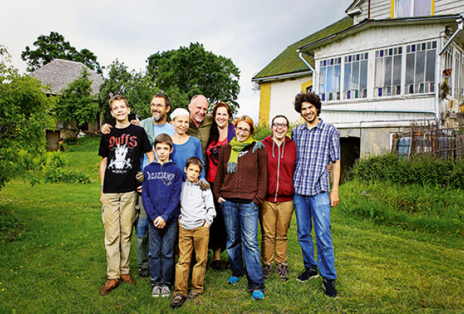 Brīvprātīgie saimniecībā pie Smiltenes. Mihails no Austrijas, Elvīra no Šveices, Eimija no Francijas, ungāru ģimene — mamma Endži, tētis Pēteris, Florians, Adorians un Valera.