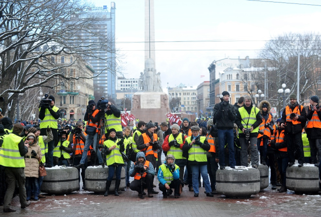 Fotogrāfi pie Brīvības piminekļa pagājušā gada 16.marta pasākumā. Foto: Ieva Lūka, LETA